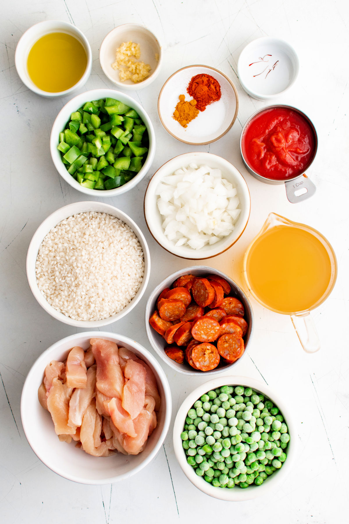 Ingredients to make chicken paella with chorizo.