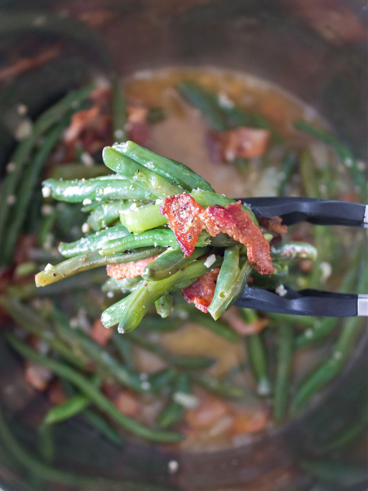 Scoop of cooked green beans.